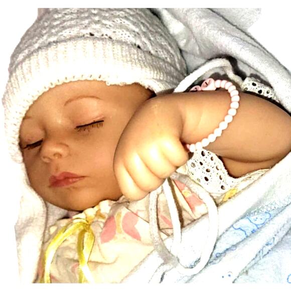 Reborn Baby Doll With 4 Outfits, Diaper, a Beanie & Blanket By Andrea Arcello - Picture 7 of 15